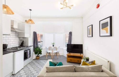 Leamington Spa Apartment | Cosy Flat in Central Leamington Near Attractions