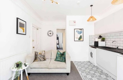 Leamington Spa Apartment | Cosy Flat in Central Leamington Near Attractions
