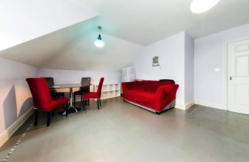 Waddon Apartment | Cosy Flat Retreat in South Croydon