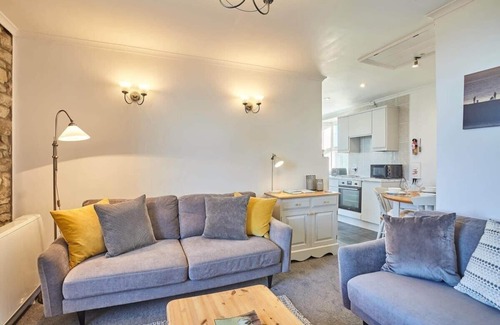 Sennen Apartment | Cosy Flat, Sea Views , Short Walk to Shops & Pub