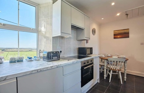 Sennen Apartment | Cosy Flat, Sea Views , Short Walk to Shops & Pub