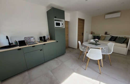 Chateauneuf-les-Martigues Apartment | Cosy new T2 with terrace 10 min from the sea!