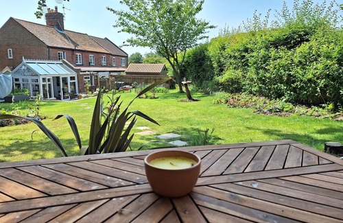 North Walsham Cabin | Cosy Garden Cabin AND Breakfast AND PET Friendly