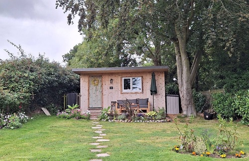 North Walsham Cabin | Cosy Garden Cabin AND Breakfast AND PET Friendly
