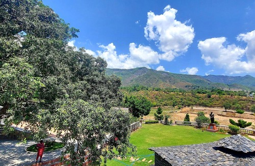 Bullawala Cottage | Cosy Garden Cottage with Kitchen & Patio, very close to Mussoorie