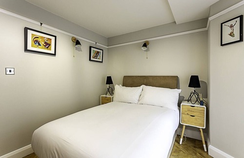 Homerton Apartment | Cosy Garden Flat in Prestigious Residential Area