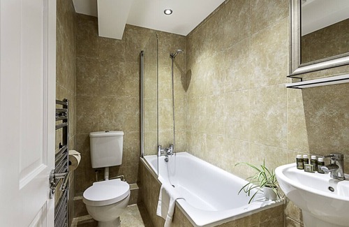 Homerton Apartment | Cosy Garden Flat in Prestigious Residential Area