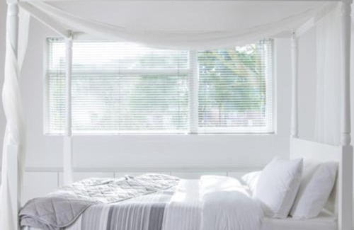 Rawcliffe Apartment | Cosy Garden Flat, Private Hot Tub & Four Poster Bed