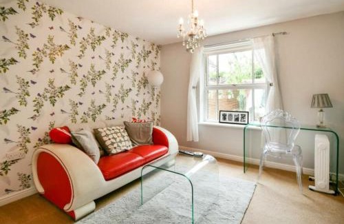 Rawcliffe Apartment | Cosy Garden Flat, Private Hot Tub & Four Poster Bed