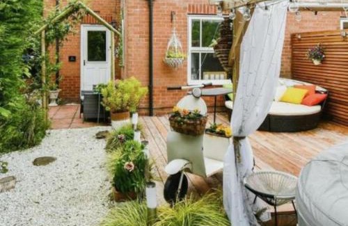 Rawcliffe Apartment | Cosy Garden Flat, Private Hot Tub & Four Poster Bed