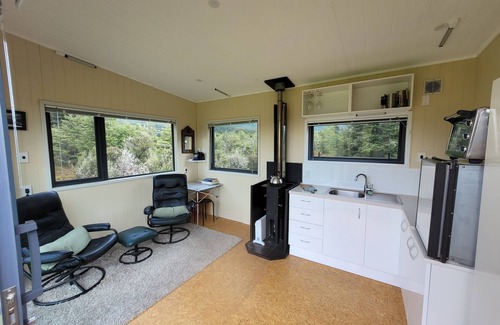 St. Arnaud Cottage | Cosy getaway in the forest - views and birdsong galore