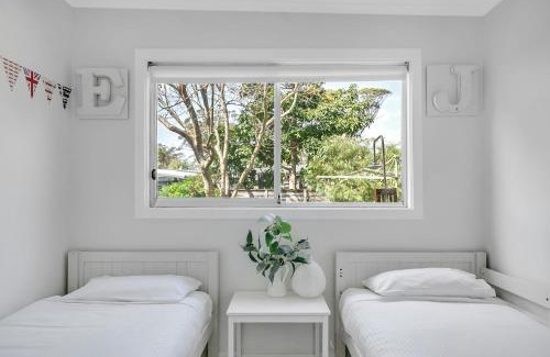 Broulee House | Cosy Getaway with Fireplace and Spacious Backyard