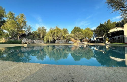 Noves Apartment | Cosy gîte with pool in the heart of Provence, between Alpilles and Lubéron.