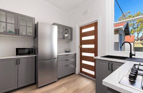 Glenelg South House | Cosy Glenelg South Family Cottage| Close To Beach | Pets Welcome