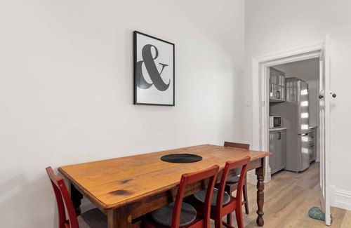 Glenelg South House | Cosy Glenelg South Family Cottage| Close To Beach | Pets Welcome
