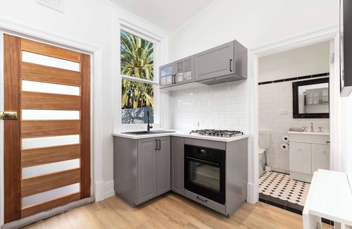 Glenelg South House | Cosy Glenelg South Family Cottage| Close To Beach | Pets Welcome