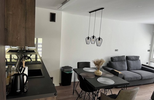 Gozd Martuljek Apartment | Cosy Golden Hour apartment. Pet-friendly! 10min walk to center of Kranjska Gora!