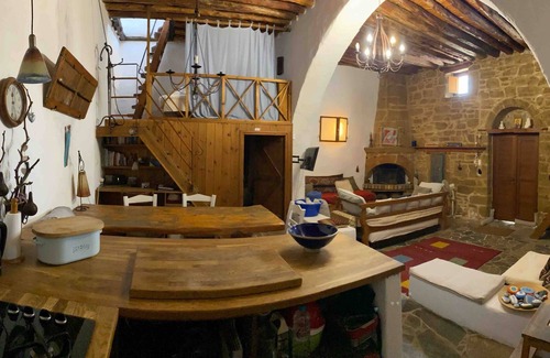 Archipolis House | Cosy Greek village house. 5 min drive to beach. Quiet and off the tourist trail.