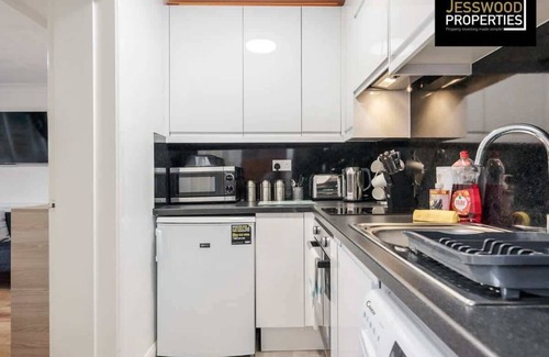 Luton Condo | Cosy Ground Floor Studio | Parking | Garden | WIFI