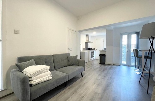 Birkenhead House | Cosy Group house in Birkenhead