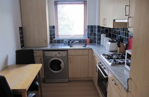 Glasgow Apartment | Cosy, Hidden, Off Main Roads Upper Mews Apartment with Free Parking and Wifi