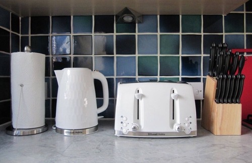 Glasgow Apartment | Cosy, Hidden, Off Main Roads Upper Mews Apartment with Free Parking and Wifi