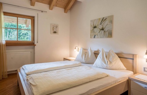 Caines Apartment | Cosy holiday apartment "Tischlerhof - Typ A mit Balkon" with Wi-Fi, balcony and mountain view; parking available