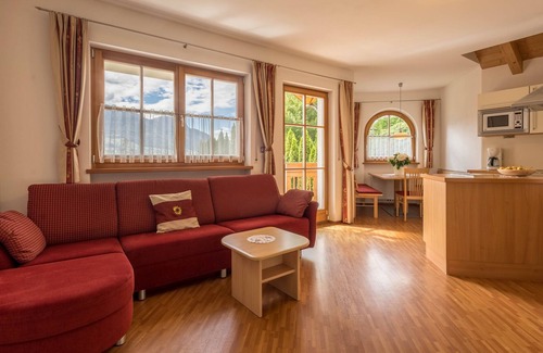 Caines Apartment | Cosy holiday apartment "Tischlerhof - Typ A mit Balkon" with Wi-Fi, balcony and mountain view; parking available