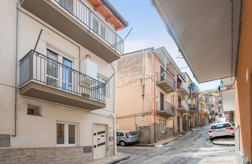 Leonforte House | Cosy Holiday Home in Leonforte with Terrace