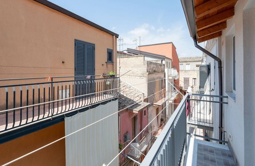 Leonforte House | Cosy Holiday Home in Leonforte with Terrace
