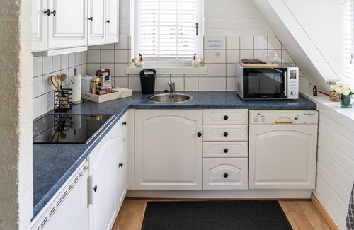 Rekem House | Cosy holiday home in wooded area near lake