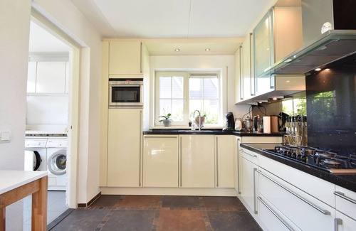Oude-Tonge House | Cosy holiday home with large garden