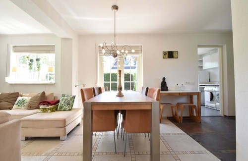 Oude-Tonge House | Cosy holiday home with large garden