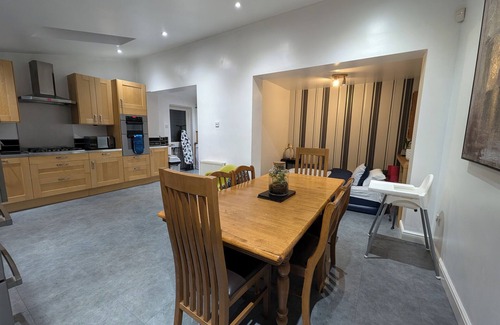Colton House | Cosy Home Across from Temple Newsam