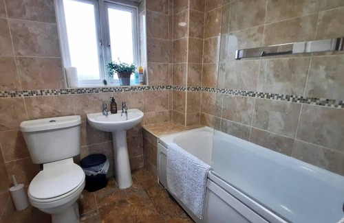 Clearbrook House | Cosy Home close to Derriford Hospital & Marjon Uni