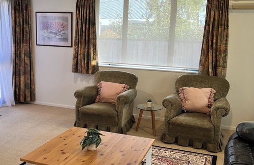 Blenheim House | Cosy Home close to Town