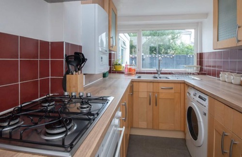 Bournemouth House | Cosy home from home with garden & parking - family & pet-friendly
