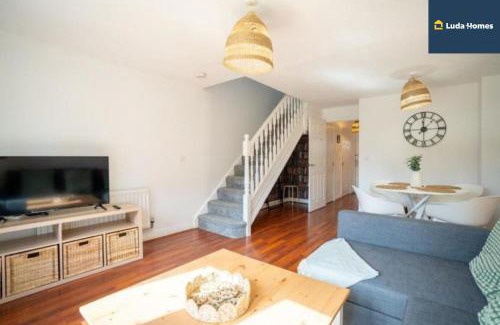 Slough Apartment | Cosy Home, Heathrow and Windsor Castle, Sleeps 6