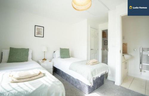 Slough Apartment | Cosy Home, Heathrow and Windsor Castle, Sleeps 6