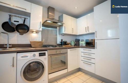 Slough Apartment | Cosy Home, Heathrow and Windsor Castle, Sleeps 6