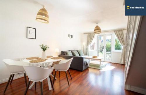 Slough Apartment | Cosy Home, Heathrow and Windsor Castle, Sleeps 6
