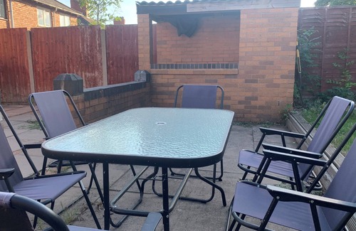 Walsall House | Cosy home in Walsall. 4 Bedroom House close to local amenities with free parking