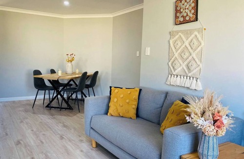 Ashfield House | Cosy Home near SValley & Airport