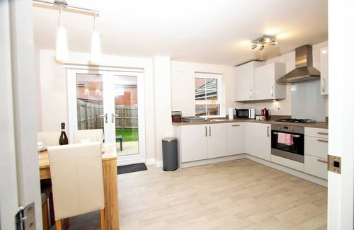 Cottingham Ski Chalet | Cosy Home with Garden in a Picturesque Village