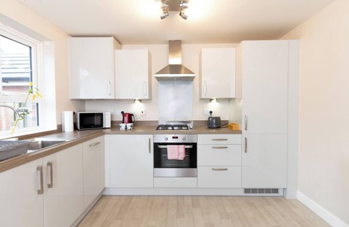 Cottingham Ski Chalet | Cosy Home with Garden in a Picturesque Village