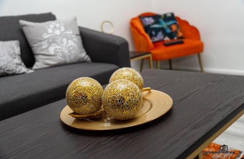 Walsall Apartment | Cosy home with private parking