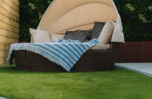 Armagh House | Cosy Hot Tub Getaway Bungalow