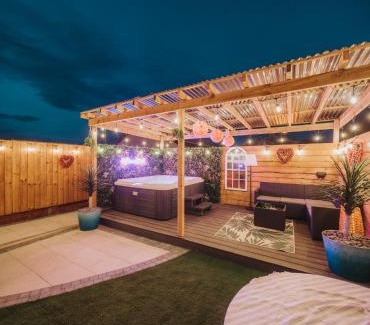 Armagh House | Cosy Hot Tub Getaway Bungalow