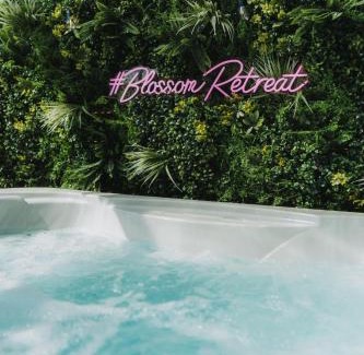 Armagh House | Cosy Hot Tub Getaway Bungalow