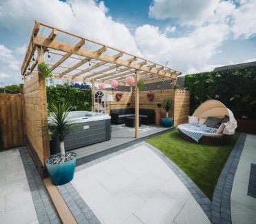 Armagh House | Cosy Hot Tub Getaway Bungalow
